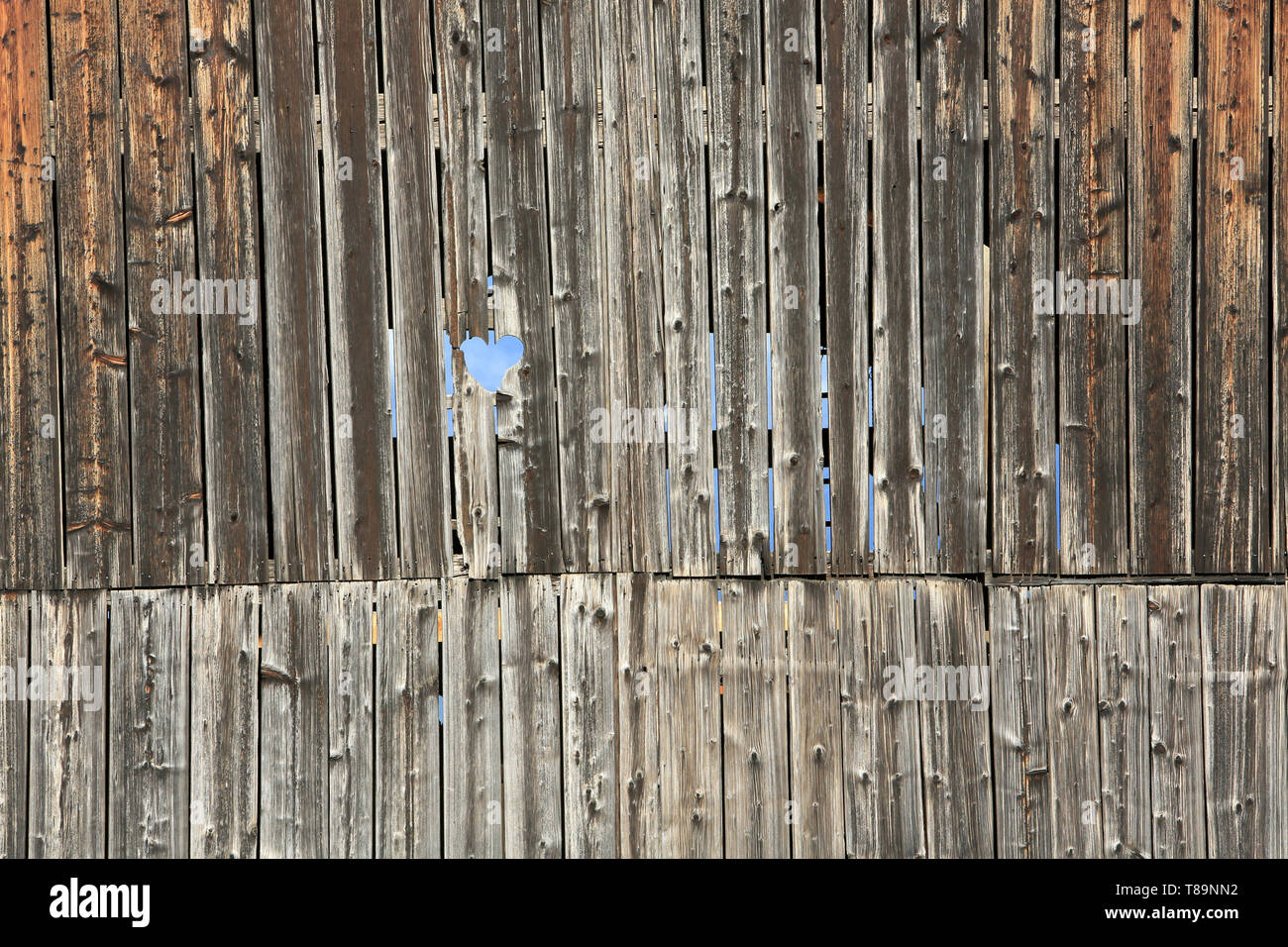 Forme d'un cœur au travers de planches en bois. Haute-Savoie. Frankreich. Stockfoto