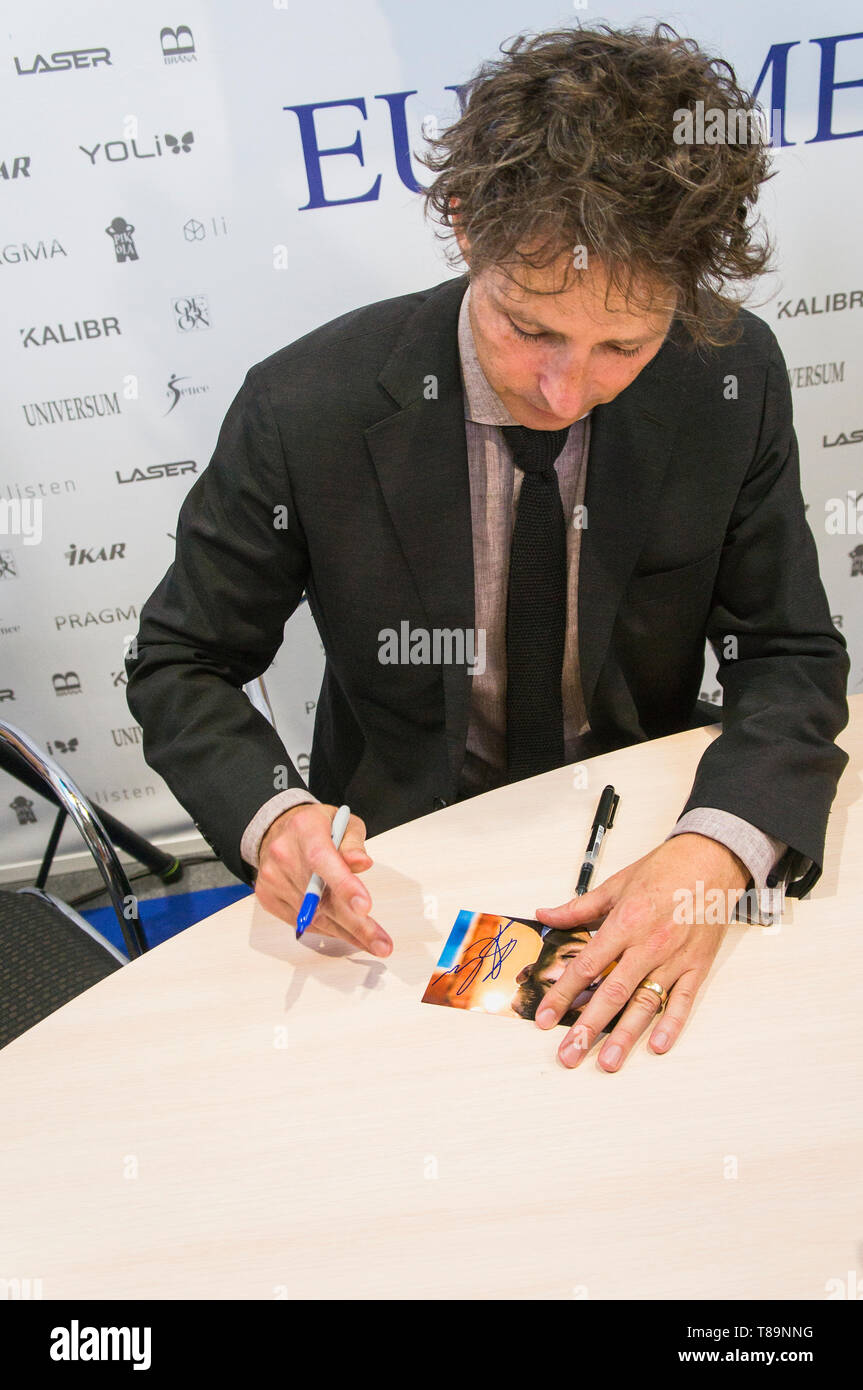 Stefan Ahnhem, der schwedische Krimiautor und Psychothriller, unterschreibt Seine Bücher auf der 25. Internationalen Buchmesse und Literary Festival Book World Stockfoto