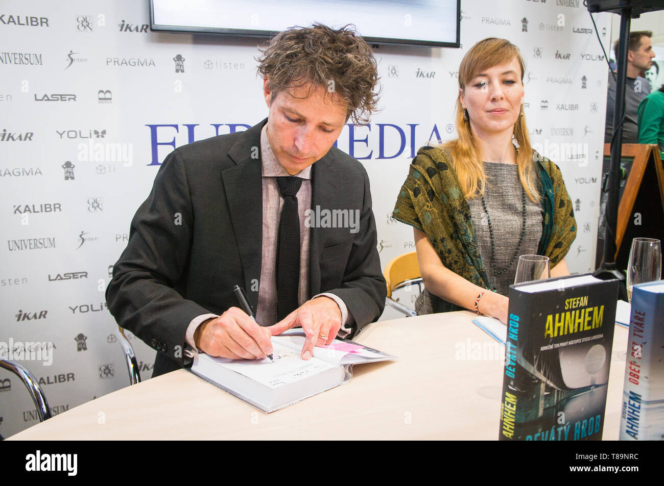 Stefan Ahnhem, der schwedische Krimiautor und Psychothriller, unterschreibt Seine Bücher auf der 25. Internationalen Buchmesse und Literary Festival Book World Stockfoto