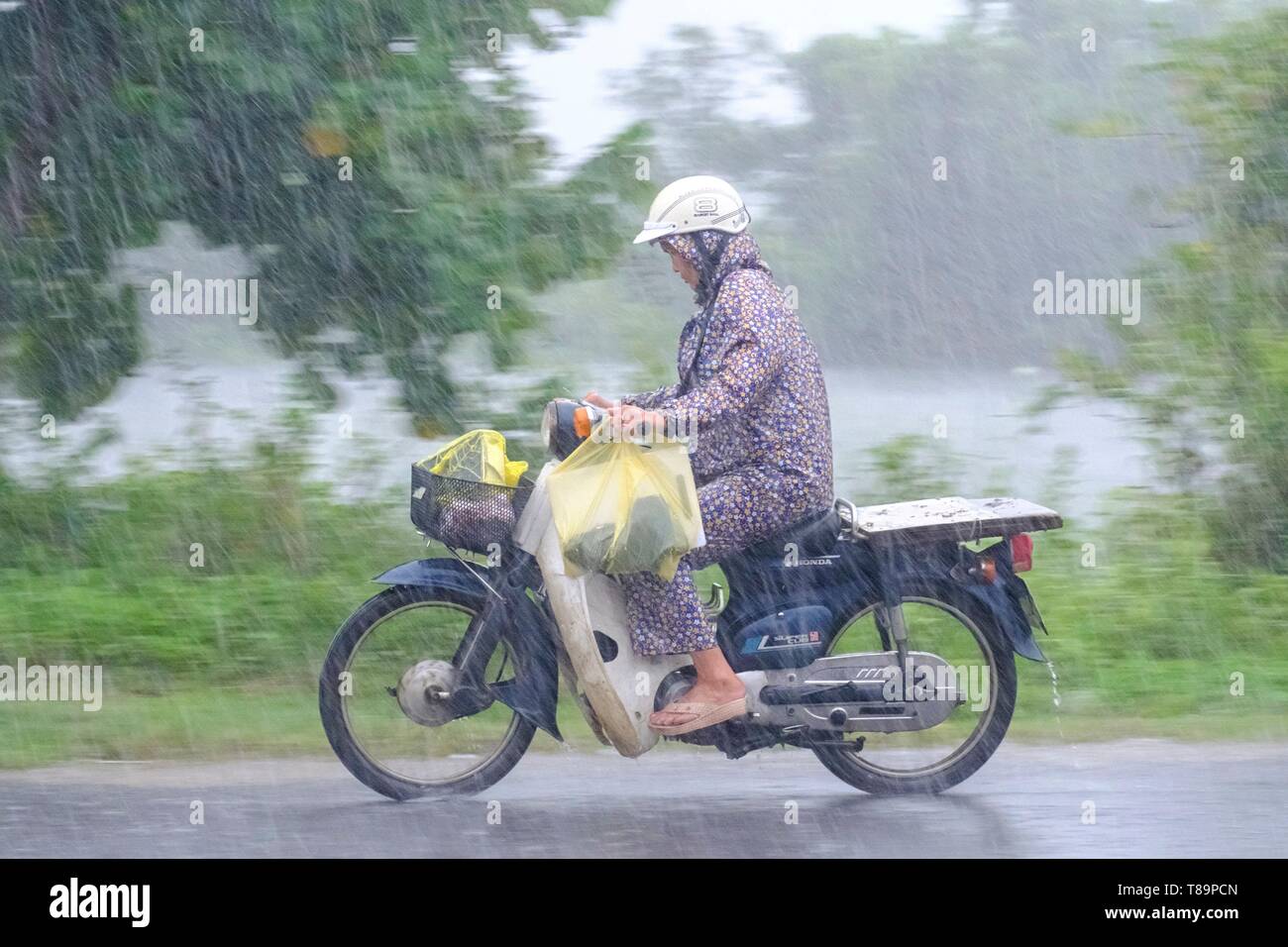 Vietnam, Thua Thien Hue Provinz, Tam Giang, Trafic unter einem monsunregen Stockfoto