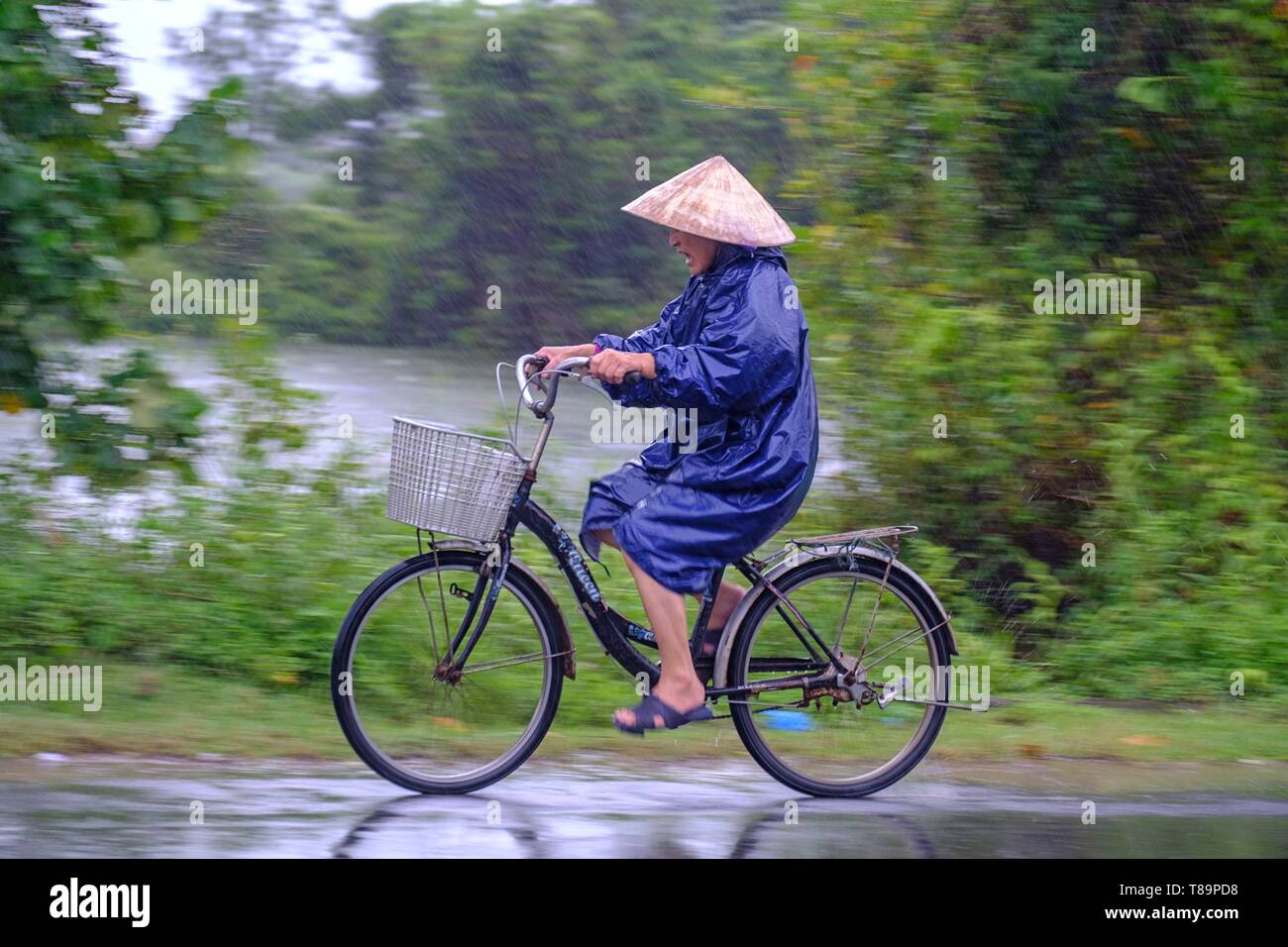 Vietnam, Thua Thien Hue Provinz, Tam Giang, Trafic unter einem monsunregen Stockfoto