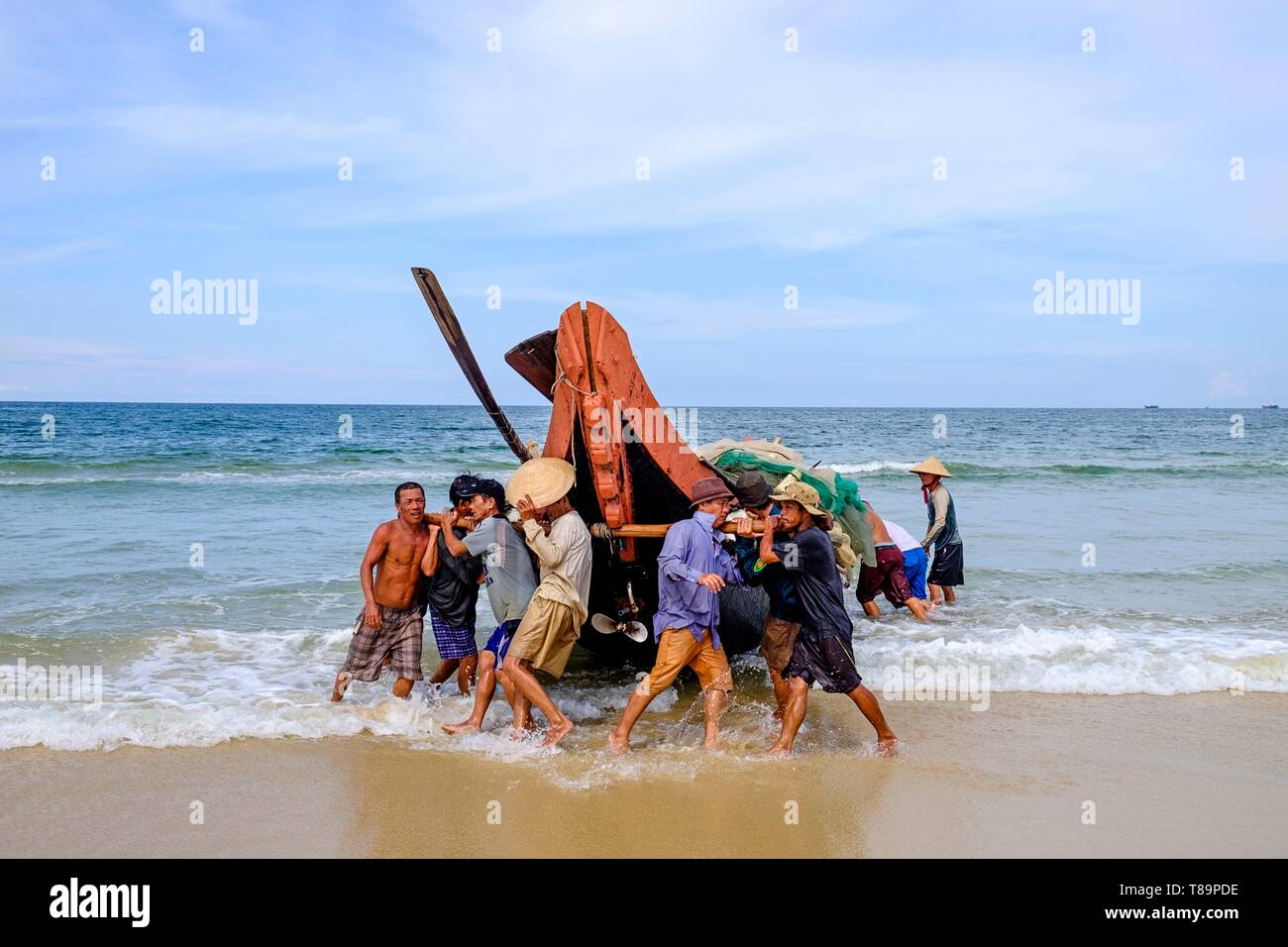 Vietnam, Thua Thien Hue Provinz, Tam Giang, botas Durchführung am Strand Stockfoto