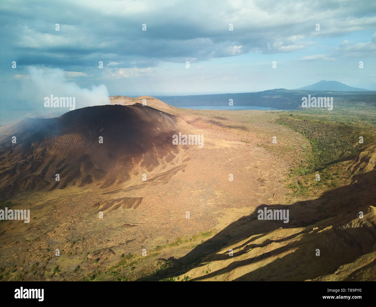Nicaragua bunte Landschaft mit Lagunen und Vulkane Antenne drone Ansicht Stockfoto
