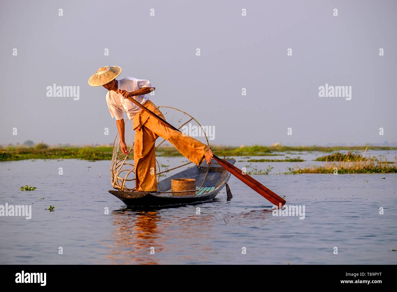 Myanmar, Shan Staat, Inle See, Intha etnic Gruppe Fischer Stockfoto