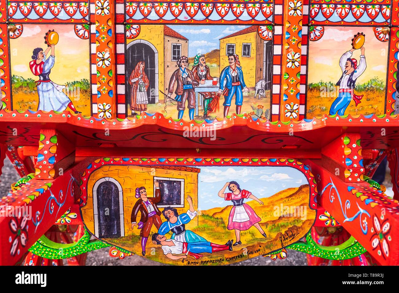 Italien, Sizilien, Taormina, die alte Stadt, die Karre mit traditionellen sizilianischen Szenen und Motiven handbemalt Stockfoto