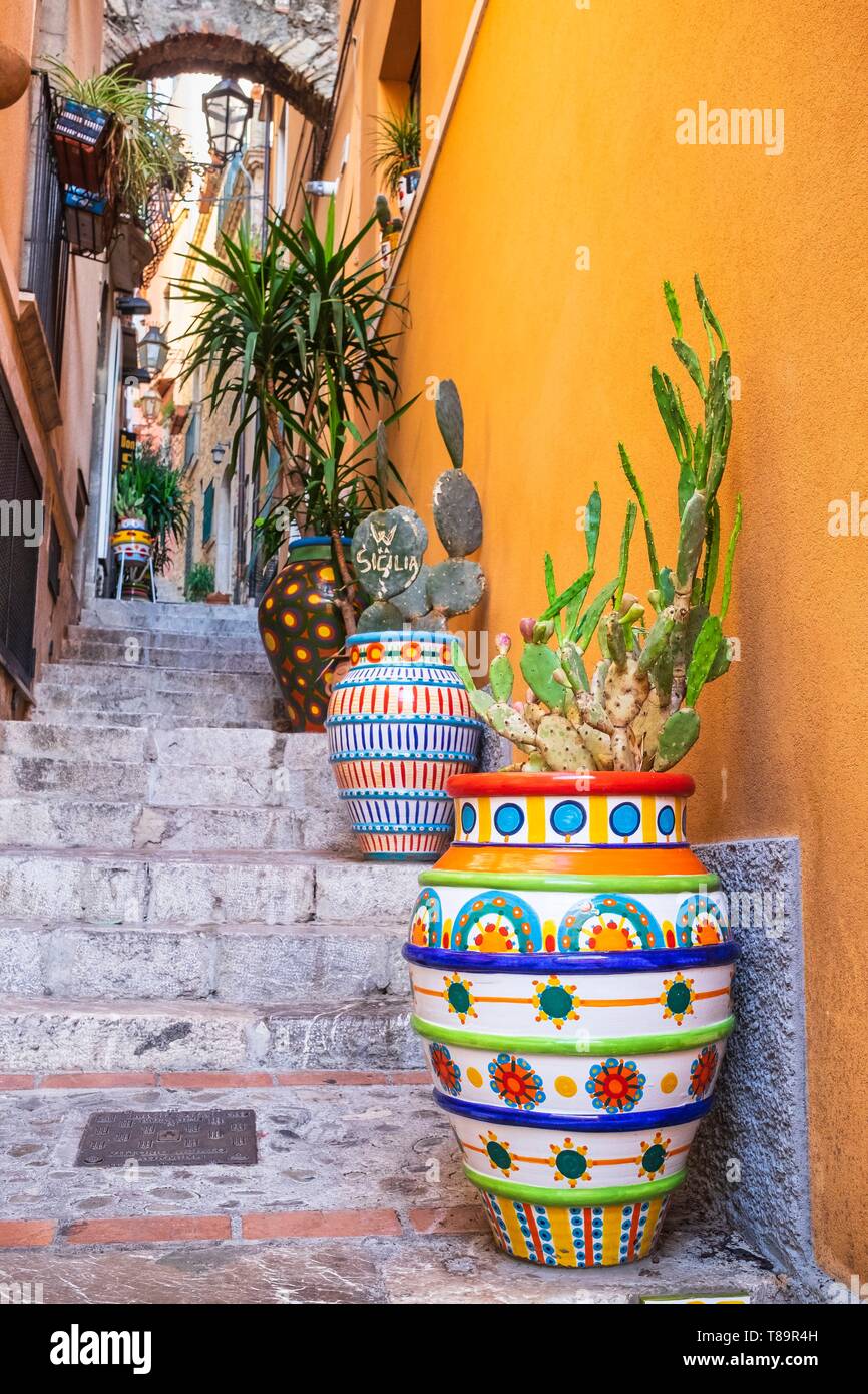 Italien, Sizilien, Taormina, bemalte Keramik Topf in einer Gasse der Altstadt Stockfoto