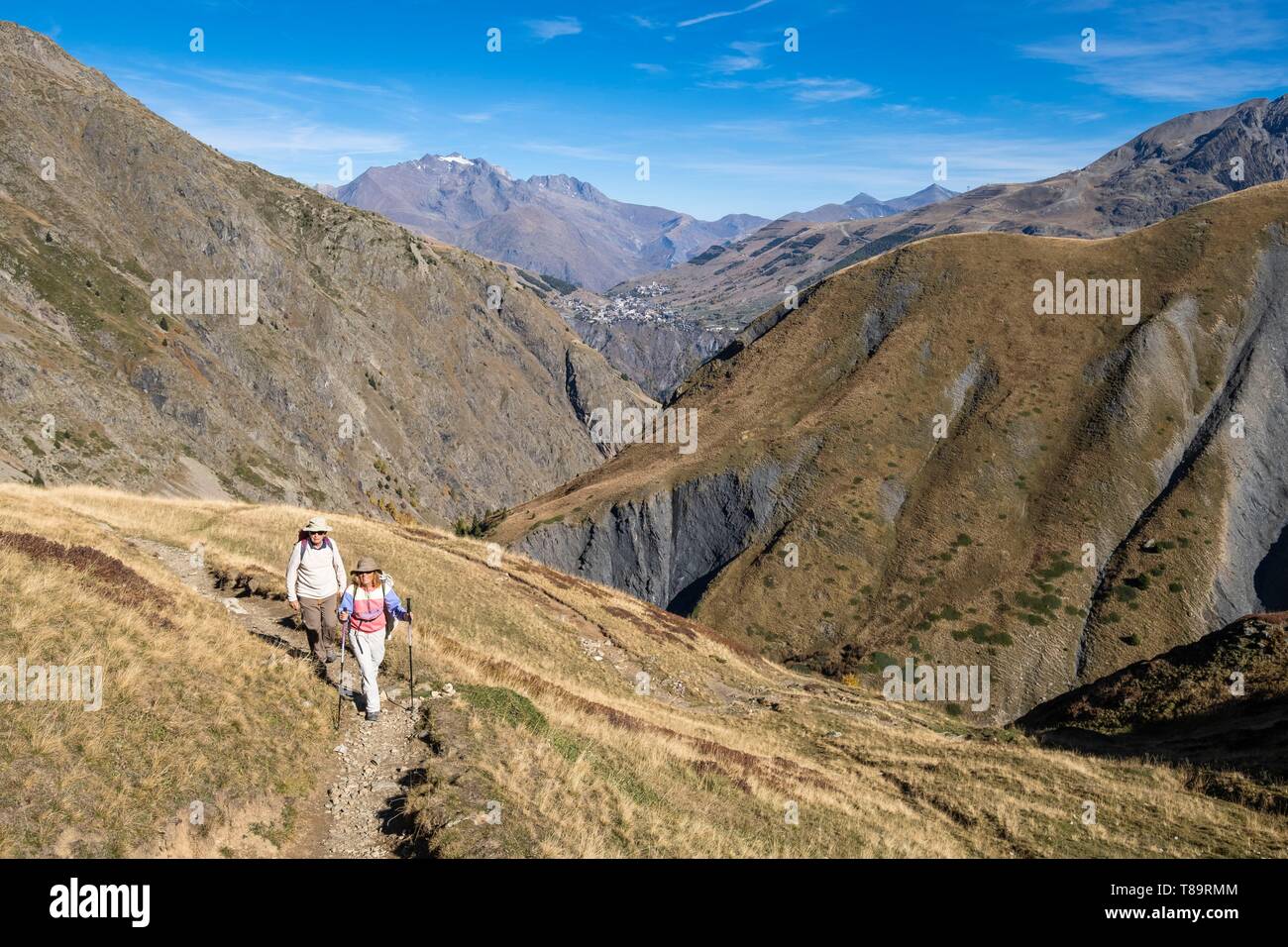 Frankreich, Isère, Nationalpark Ecrins, veneon Tal, Wanderung zu Muzelle See auf dem GR54 Wanderweg, Les Deux Alpes liftverbund im Hintergrund Stockfoto