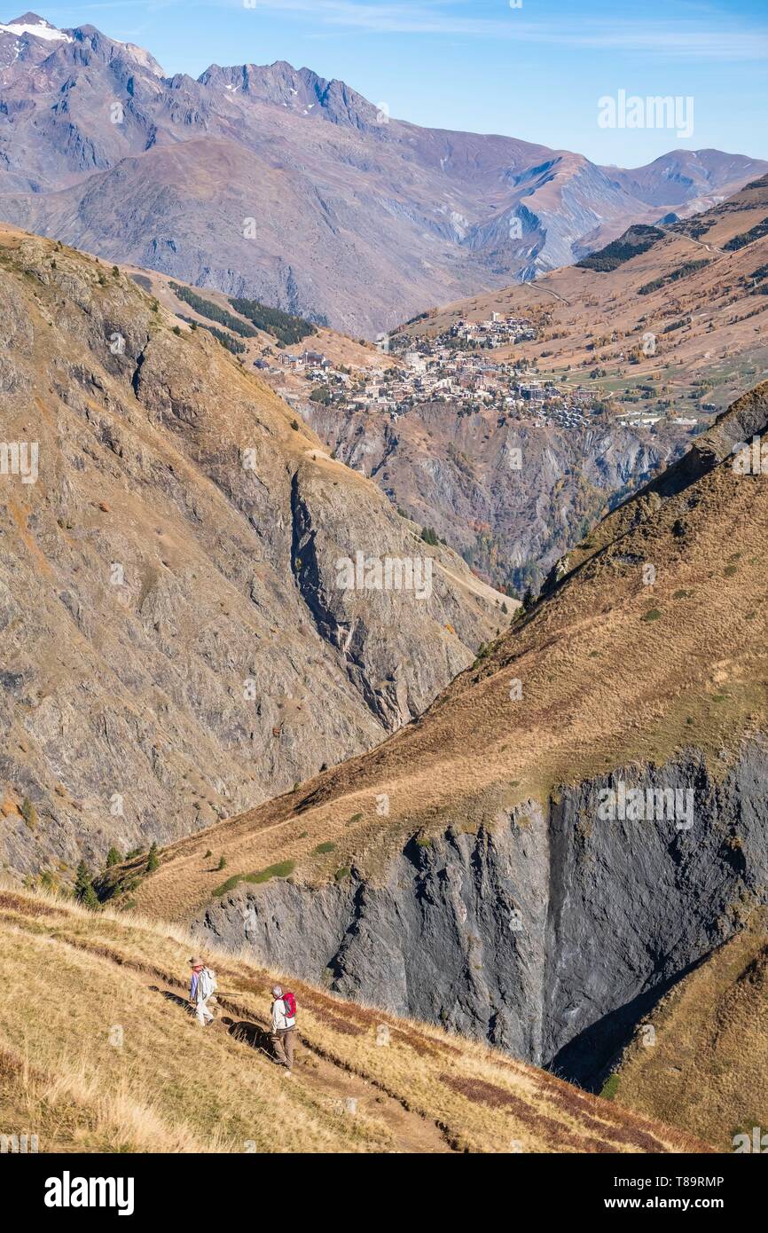 Frankreich, Isère, Nationalpark Ecrins, veneon Tal, Wanderung zu Muzelle See auf dem GR54 Wanderweg, Les Deux Alpes liftverbund im Hintergrund Stockfoto