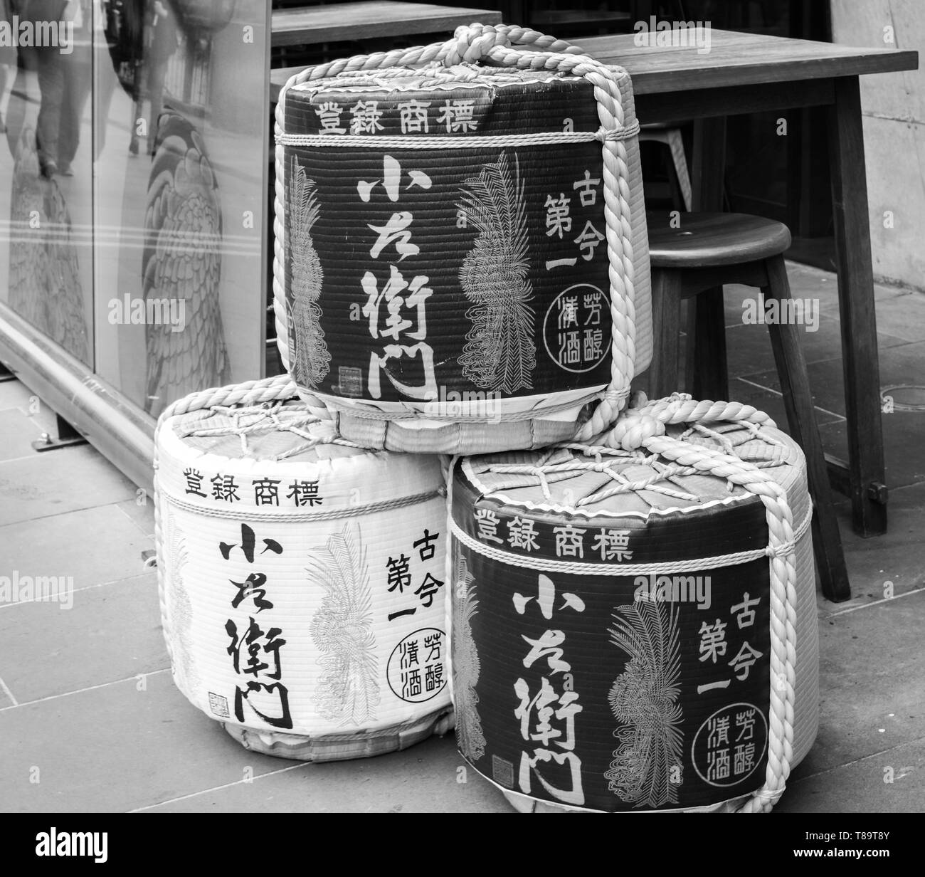 Japanische Sake-Fässer - dekorative traditionelle Lagerung von Alkohol Stockfoto