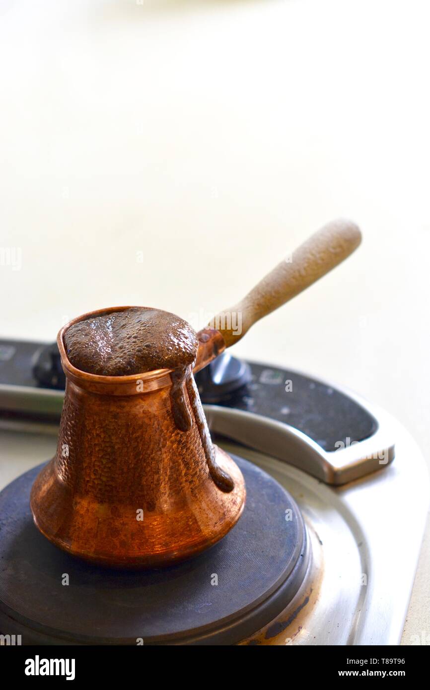 Kochen Kaffee, Türkisch, Herd in einem Kupfer jezve Stockfotografie - Alamy