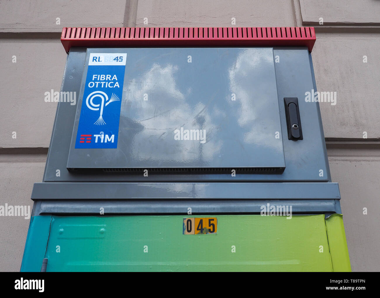 TURIN, Italien - ca. Mai 2019: Italienische TIM Fiber Optics Kabinett im Straße Stockfoto