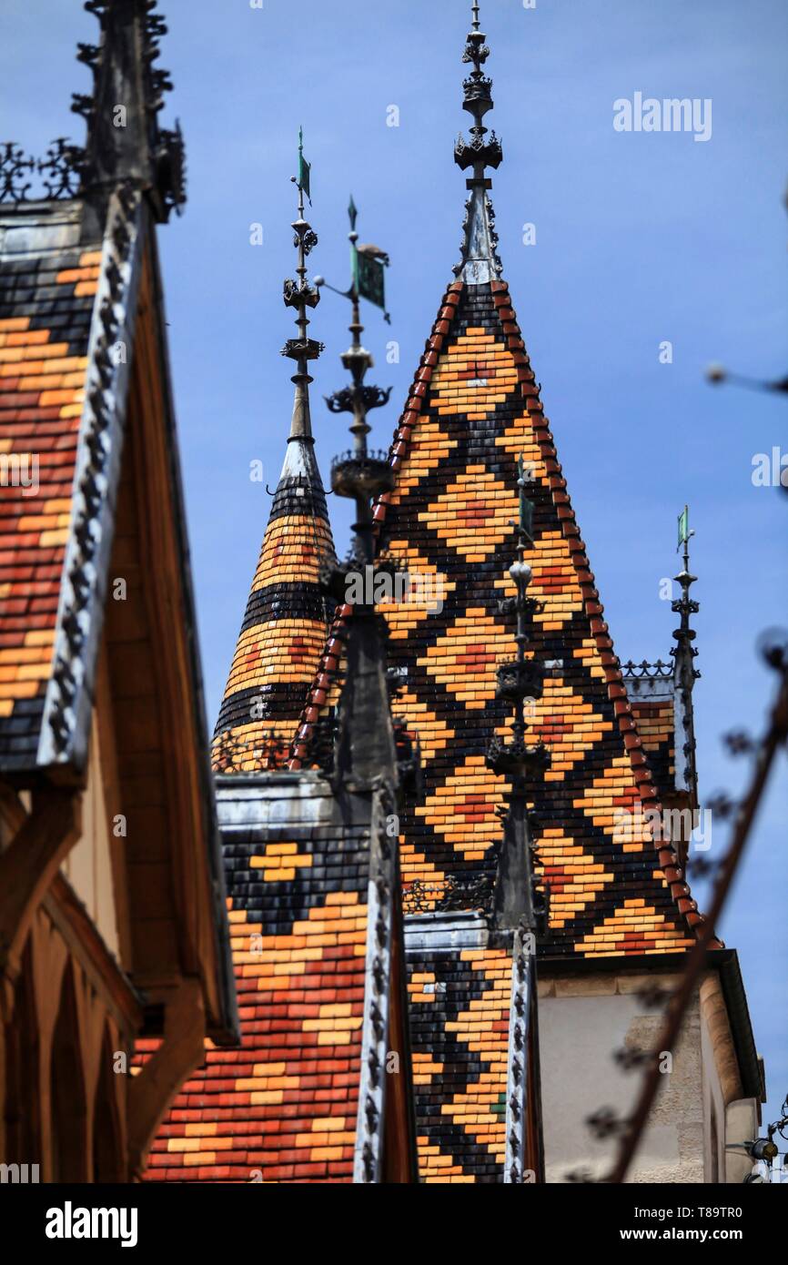 Frankreich, Cote d'Or, Beaune, die verglaste Ziegeldächern der Hospices de Beaune oder Hotel Dieu de Beaune ist ein ehemaliges Krankenhaus aus dem fünfzehnten Jahrhundert, heute ein Museum, in Beaune im Burgund // Stockfoto