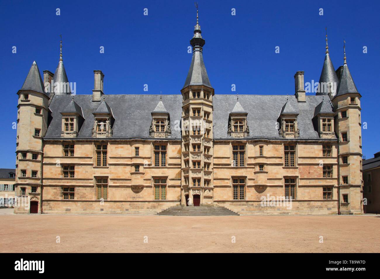 Frankreich, Nievre, Nevers, Palazzo Ducale in Nevers ist eine Burg aus dem fünfzehnten und sechzehnten Jahrhundert, Residenz der Grafen und Herzöge von Nevers, Es ist das Thema einer Einstufung als historische Denkmäler Stockfoto