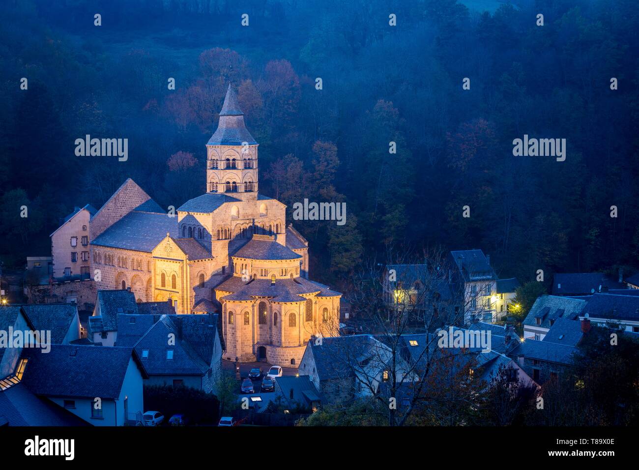 Frankreich, Puy de Dome, Vulkane der Auvergne Regionalen Naturpark Monts Dore, Orcival, 12. Jahrhundert Notre Dame d'Orcival Basilika, achteckigen Glockenturm der romanischen Basilika und die Dächer der Häuser des Dorfes Stockfoto