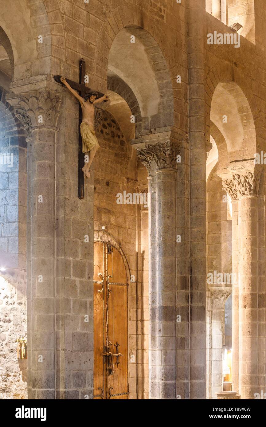 Frankreich, Puy de Dome, Vulkane der Auvergne Regionalen Naturpark Monts Dore, Orcival, 12. Jahrhundert Notre Dame d'Orcival Basilika, das Kirchenschiff Stockfoto