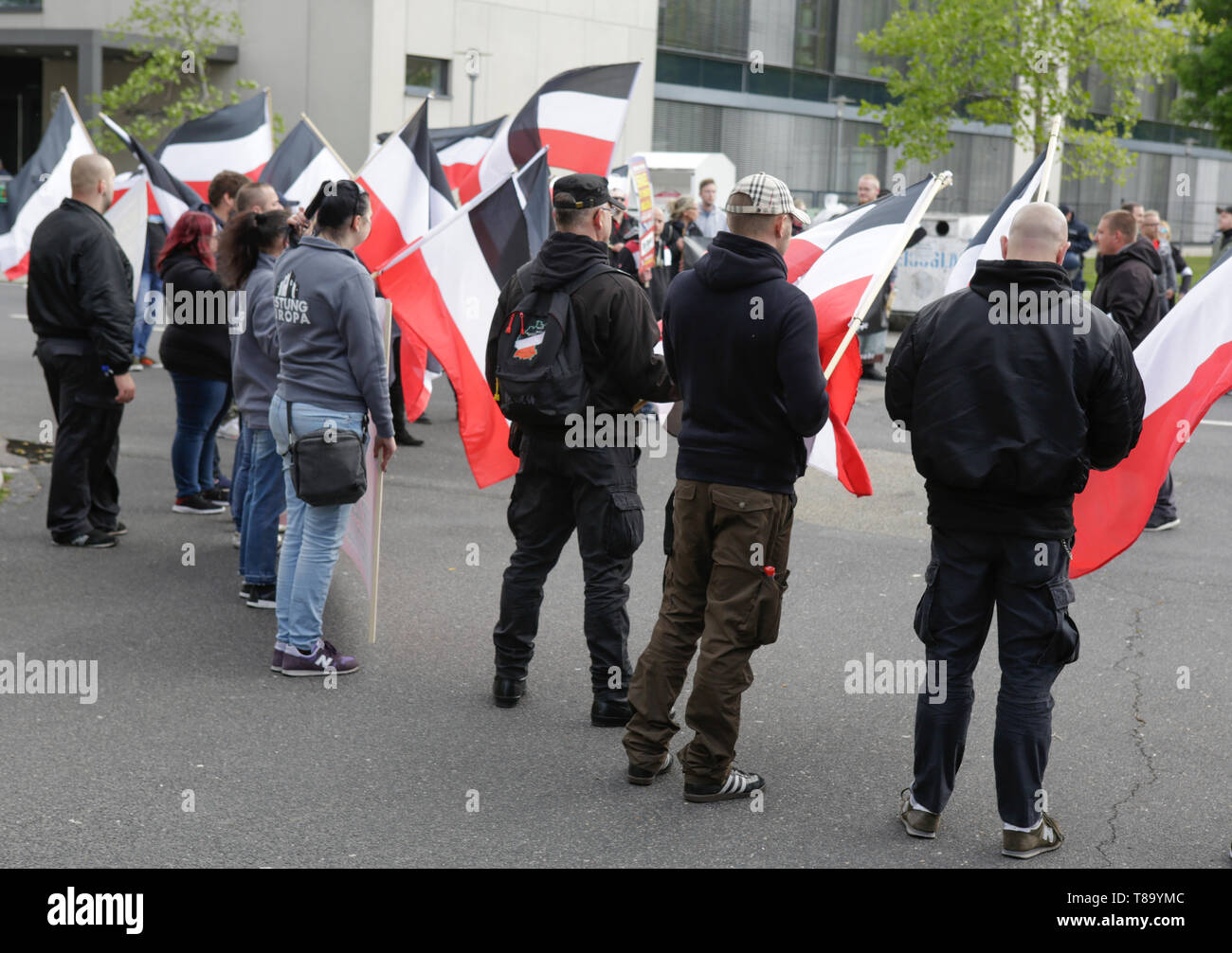 Pforzheim, Deutschland. 11. Mai 2019. Die rechten Demonstranten halten Sie die Flaggen des Deutschen Reiches bei einer Rallye. Rund 80 Menschen in einem Marsch durch Pforzheim, organisiert von der rechten Seite nahm Partei 'Die Rechte' (rechts). Die wichtigsten Fragen der März war die Förderung der Abstimmung für Rechte Sterben" in der bevorstehenden Europawahl und ihren Anti-Einwanderungspolitik. Sie wurden von mehreren hundert Zähler konfrontiert - Demonstranten aus verschiedenen politischen Organisationen. Stockfoto