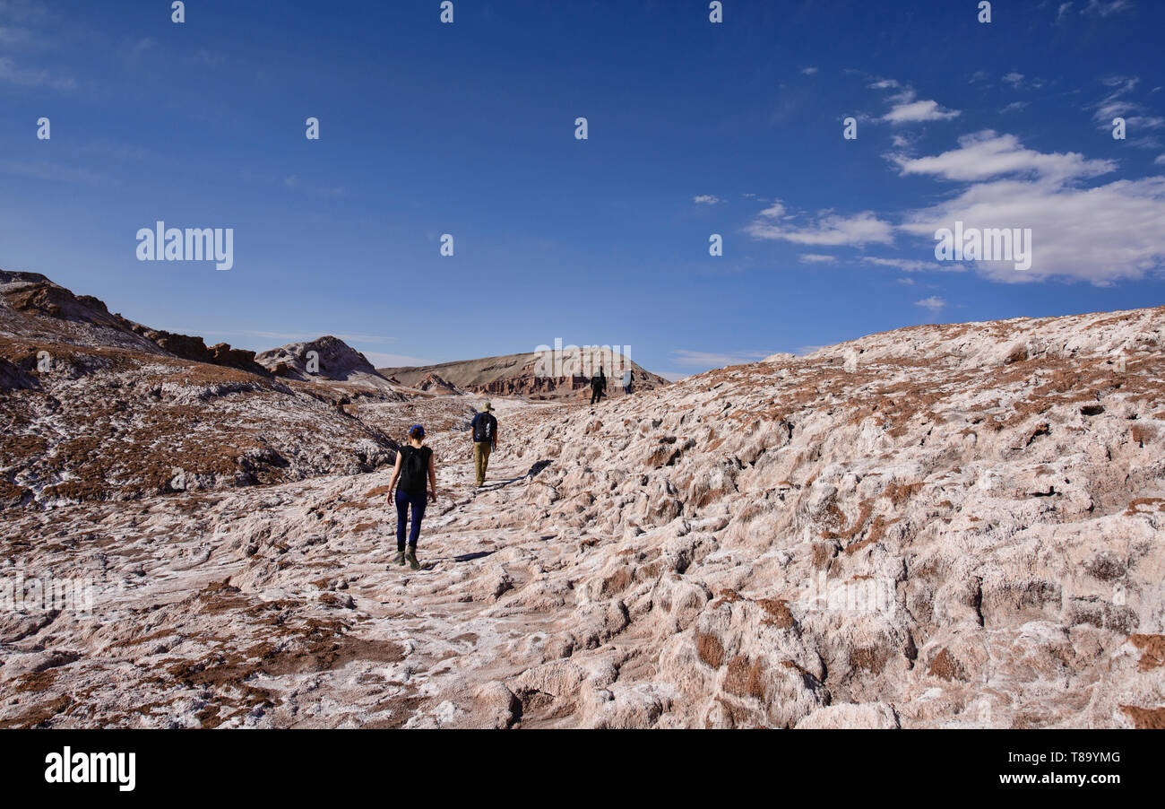 Touristen genießen die Salz, Sand, und desertscape im Moon Valley, San Pedro de Atacama, Chile Stockfoto