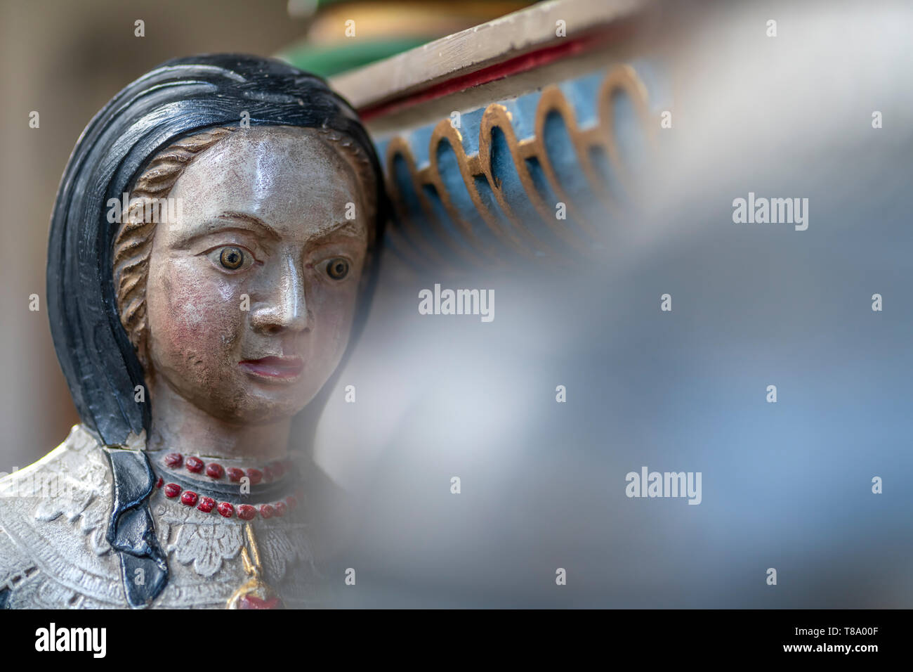 Die geschnitzten Figuren auf der eindrucksvollen Denkmal für Sir John popham im Norden Chor Gang von St. Johannes der Täufer Kirche, Wellington, Somerset. Stockfoto