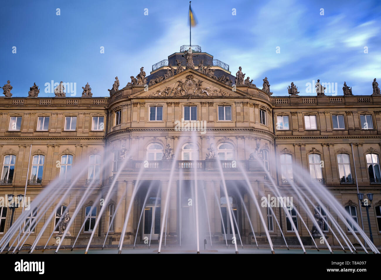 Brunnen vor dem Neuen Schloss am Schlossplatz. Stuttgart, Deutschland Stockfoto