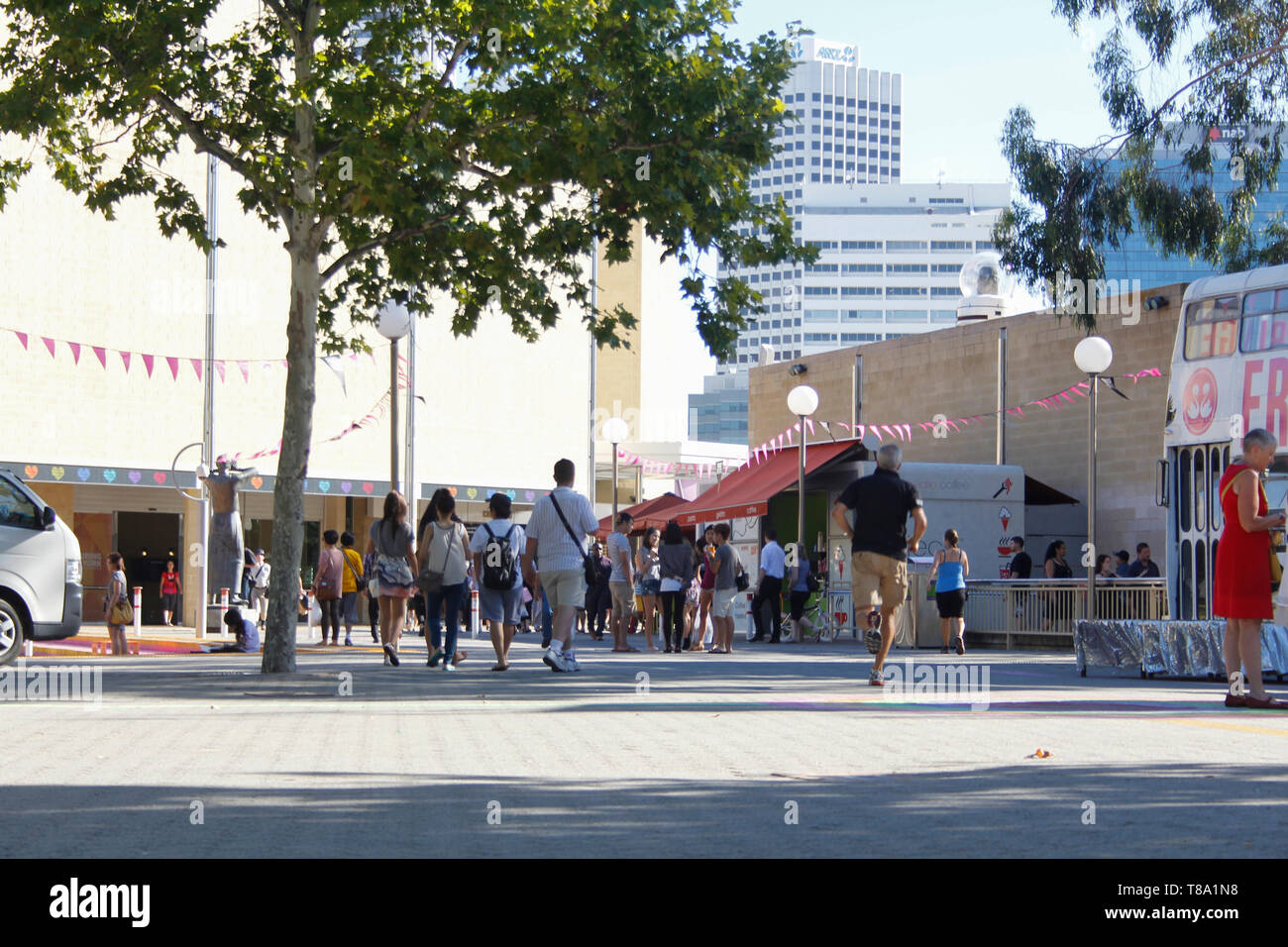 Perth, Western Australia, Australien - 20/01/2013: Menschen zu Fuß in Perth Cultural Centre, Perth Cultural Center James St 6000 Perth, Perth Australi Stockfoto