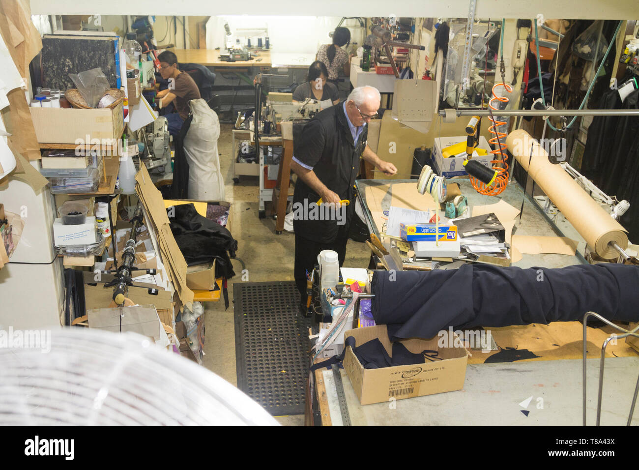 Perth, Western Australia, Australien - 17/01/2013: Menschen in einer Kleidung reparieren Unternehmen mit Leder arbeiten, Sinikka Maßgeschneiderte Kleider, Änderung Stockfoto