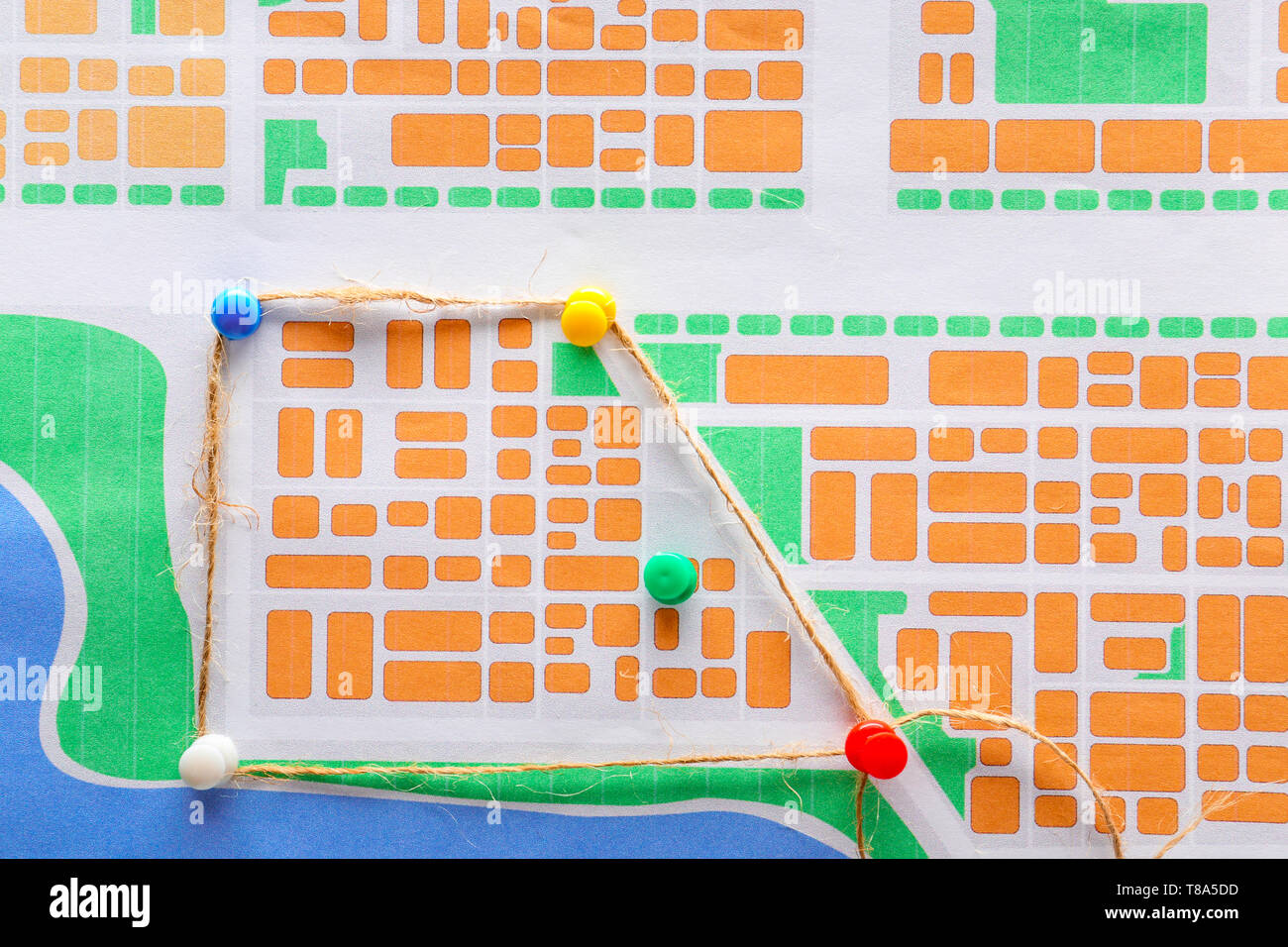 Stadtplan mit Reißzwecken und Seil, Ansicht von oben. Reiseplanung Stockfoto