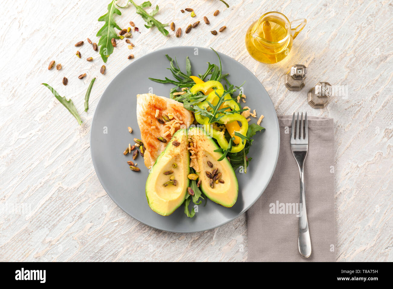 Mit lecker Gegrilltes Hähnchenfilet und Gemüse auf der Tischplatte Stockfoto