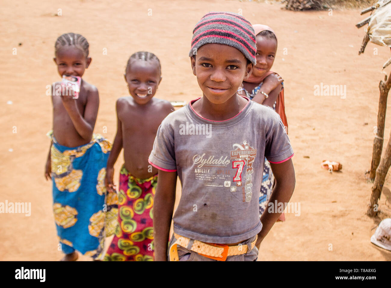 Kleine Fulani-Kinder zu Hause im Dorf Shaape, Abuja, Nigeria. Stockfoto