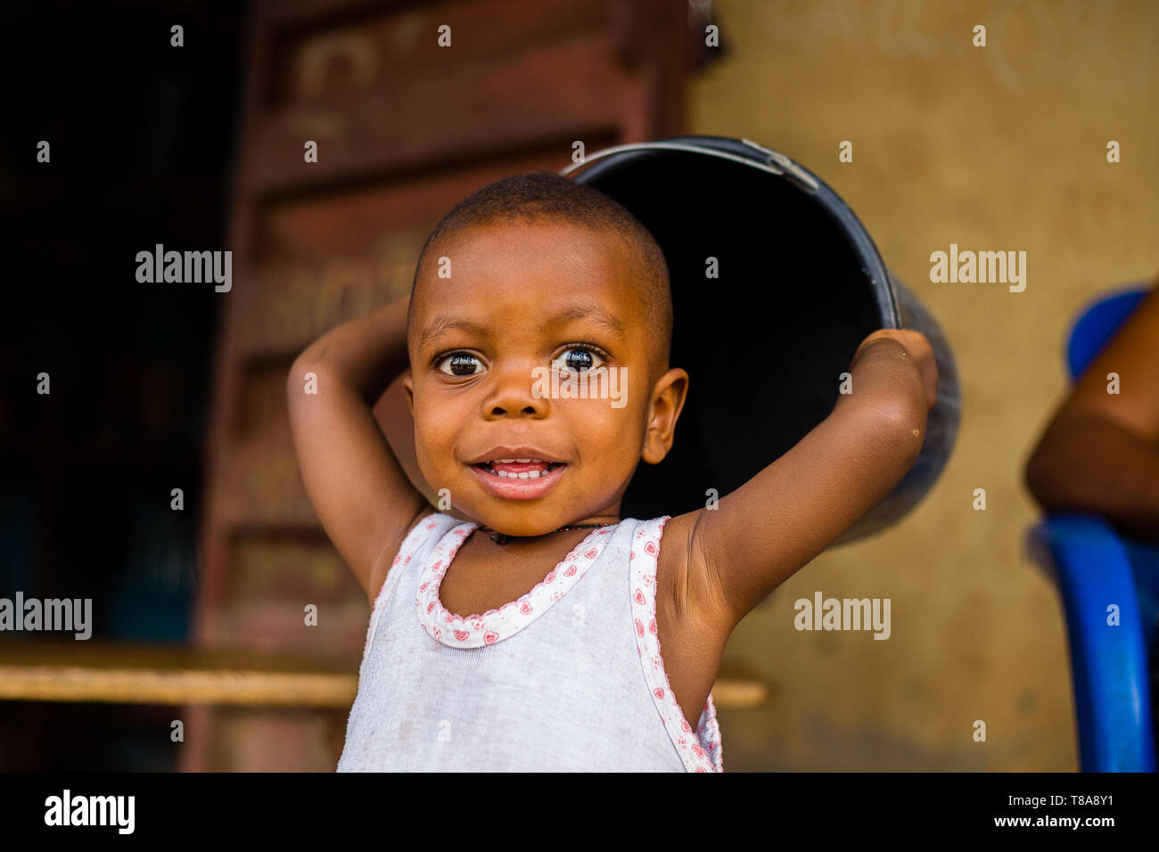 Ein kleiner Junge auf der Straße in Lagos, Nigeria. Stockfoto