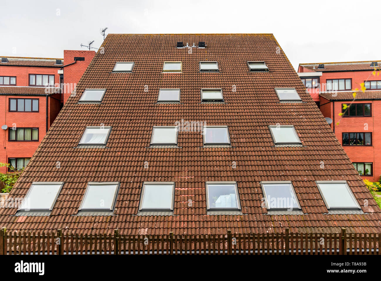 45 grad winkel Wand von Red Brick Apartments Gebäude in England Großbritannien Stockfoto