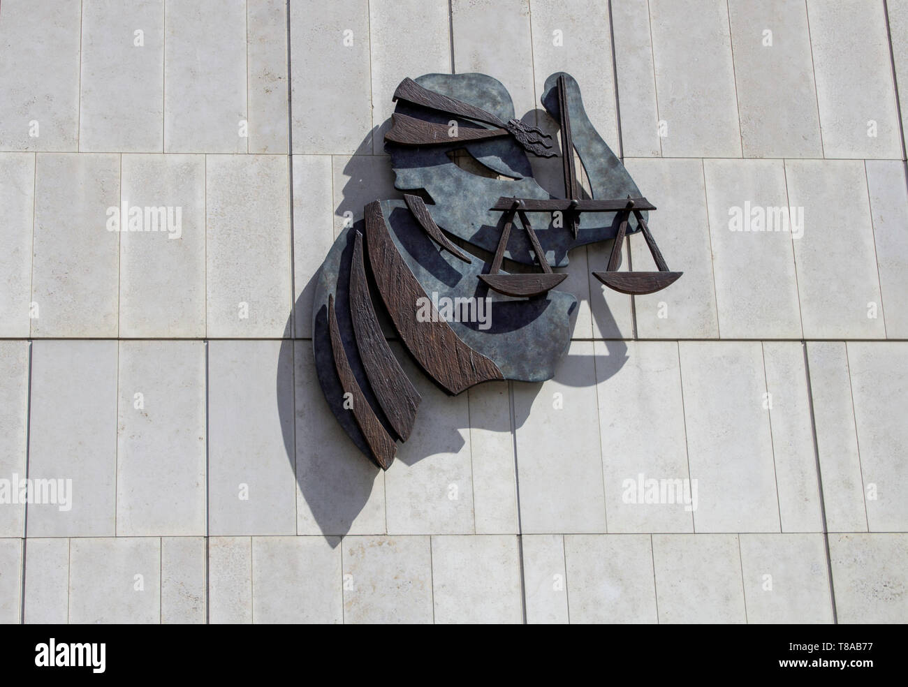 Die insignien für Lady Luck und die Waage der Gerechtigkeit. An der Wand von den Strafgerichten der Gerechtigkeit im Parkgate Street Dublin, Irland. Stockfoto