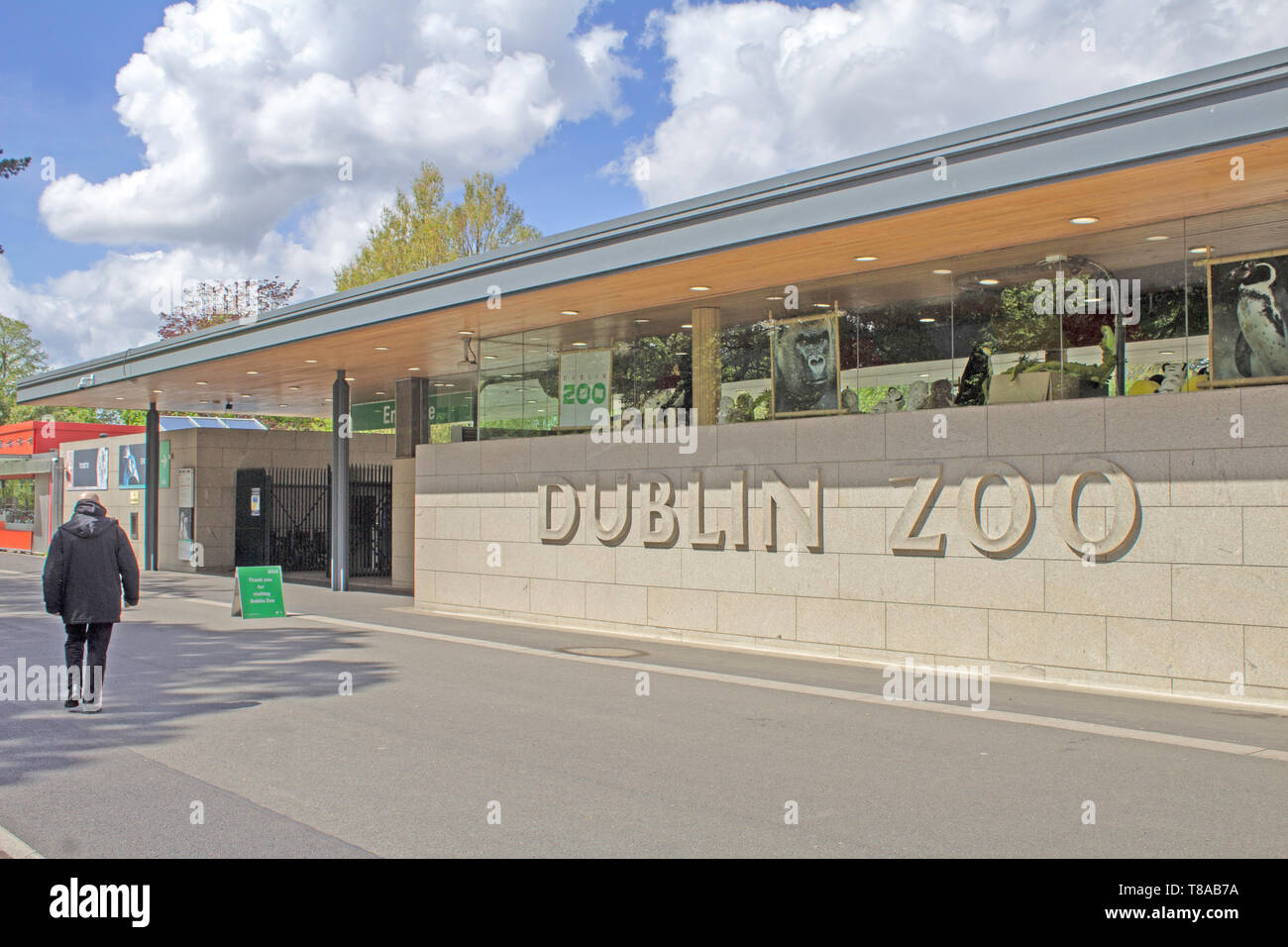 Der Eingang zum Zoo von Dublin im Phoenix Park, Dublin. Im Jahre 1831