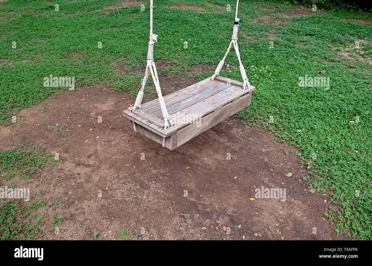 Hängende Seil Stuhl Swing hängen mit in den Garten. Wenn Sie sich entspannen wollen, Sie sitzen können und schwingen Sie müssen bequem sein. Stockfoto