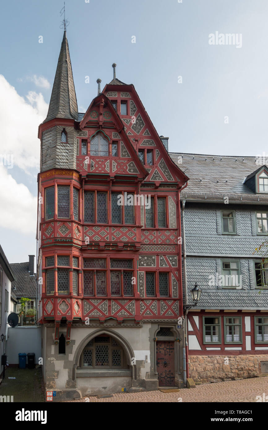 Marburg, Deutschland - 27. August 2017: Fachwerkhaus in Grau und Rot Stockfoto