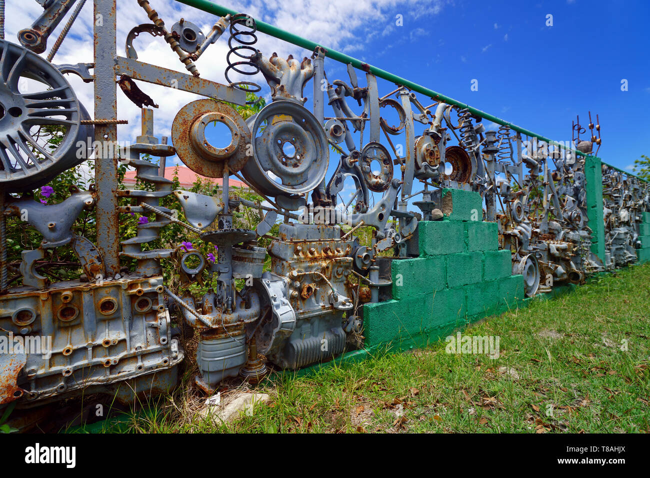 Zaun aus gebrauchten Autoteilen, wie von der öffentlichen Straße aus gesehen. Willikies, Antigua Stockfoto