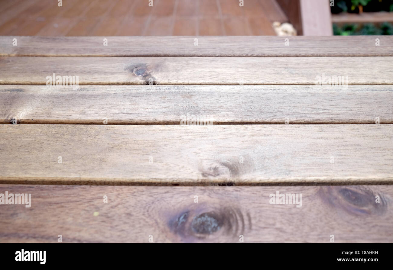 Leere braune Holztisch und Unschärfe Hintergrund von Restaurant, kann für die Montage verwendet werden oder ihre Produkte mit Platz Anzeige kopieren Stockfoto
