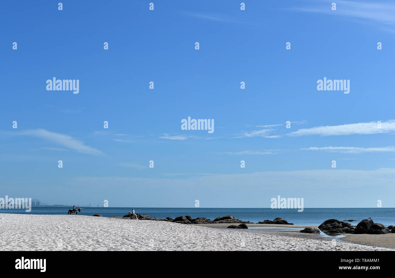 Reiten am Strand spazieren gehen. Tropischer Sommer Strand Hua Hin Thailand Hintergrund Stockfoto