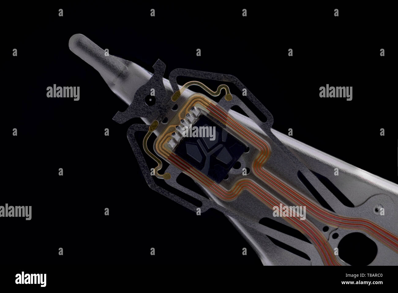 Lesen und Schreiben Kopf-/Arm von sich drehenden Scheibe eine 2,5" Festplatte. Schuss auf 4:1-Vergrößerung, das ist ein Verbund von über 70 z gestapelt Aufnahmen. Stockfoto