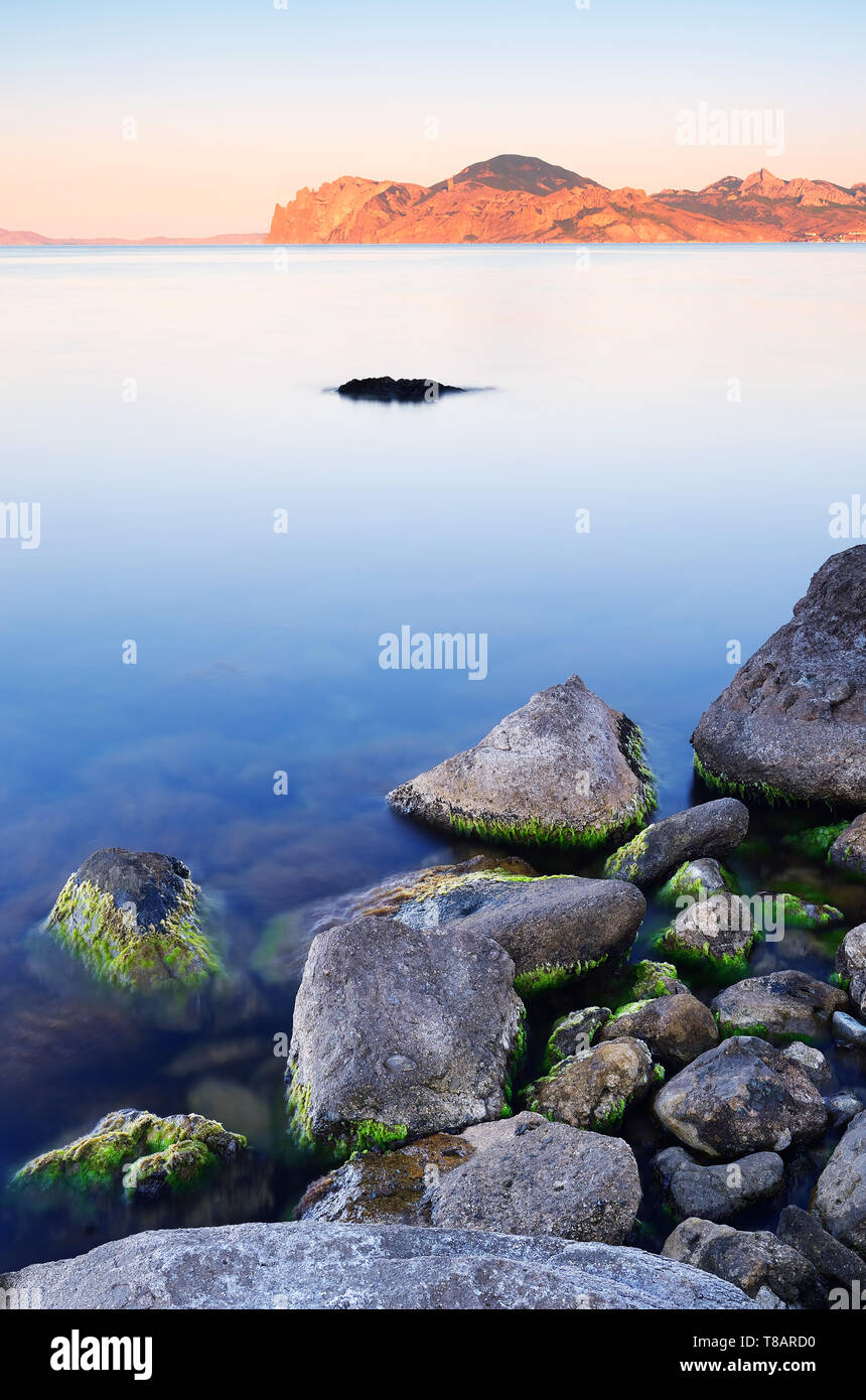 Morgen Landschaft am Meer. Strand mit Steinen Stockfoto