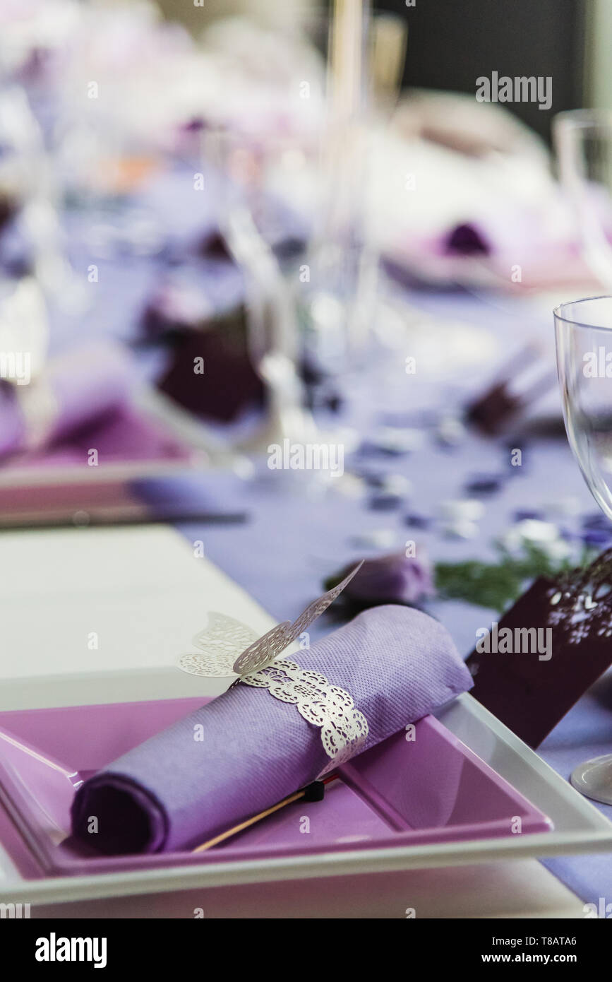 Tabellen in der Empfangshalle einer Hochzeit mit lila Farbe Dekoration Stockfoto