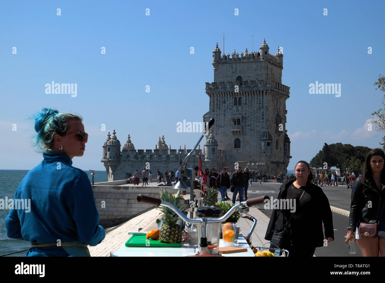 Junge Frau Unternehmer verkaufen frischen Orangensaft, die Touristen an der Außenseite Belem Turm Belem, Lissabon Portugal Europa EU-KATHY DEWITT zusammengedrückt Stockfoto