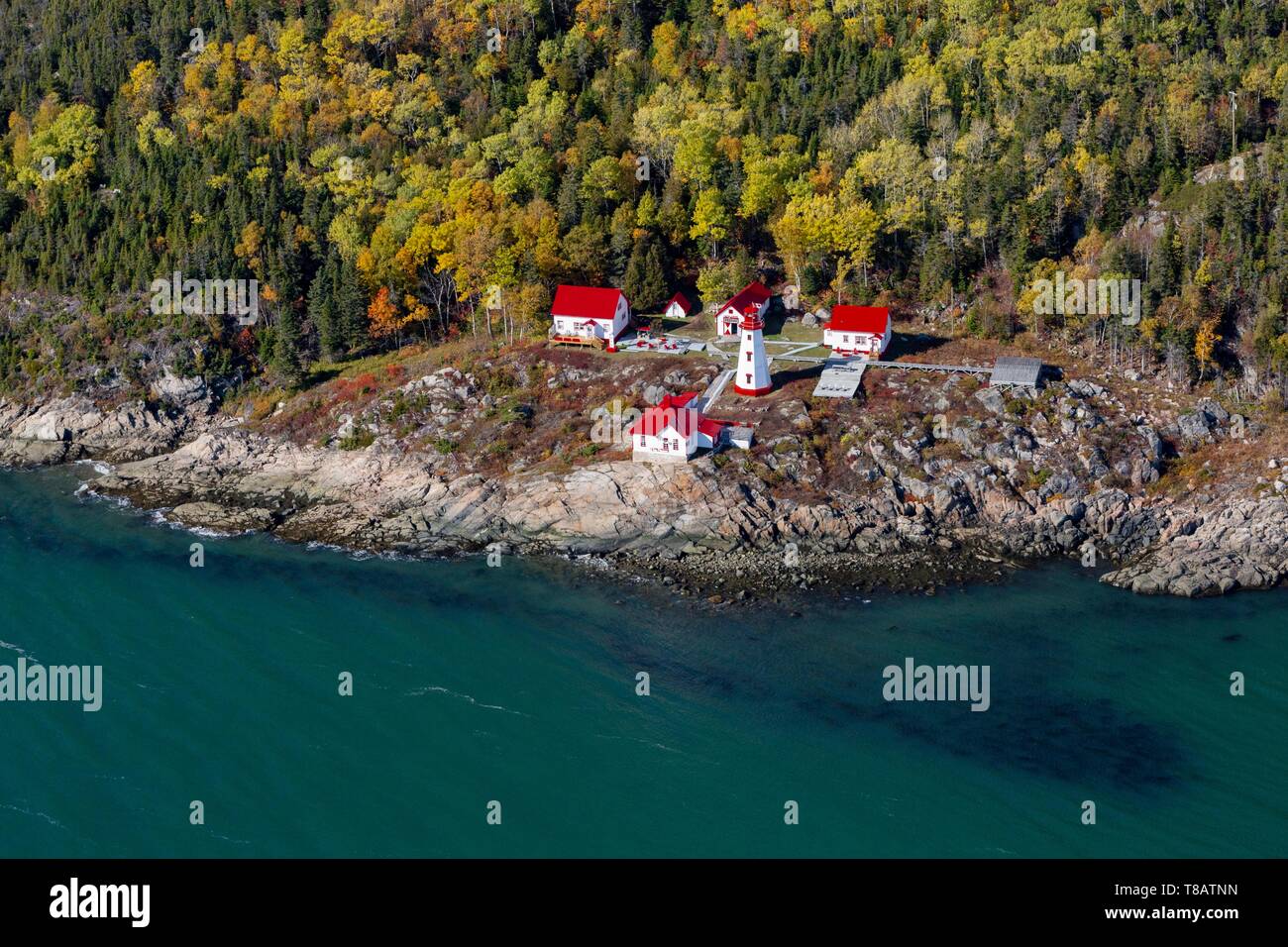 Kanada, Provinz Quebec, Charlevoix Region, La Malbaie, Port-au-Persil, Weltkulturerbe der GAP-au-Saumon Leuchtturm zurückgehend bis 1894 entlang des St. Lawrence River und vor kurzem restauriert (Luftbild) Stockfoto