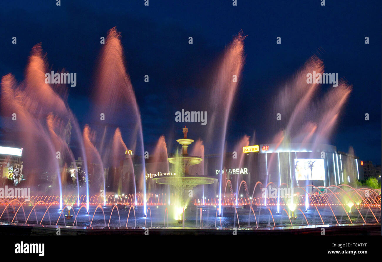 Bukarest, Rumänien - 11. MAI 2019: am zweiten Wochenende im Aufführungen der Symphonie Simfonia Wiese (Wasser), ein Son et Lumiere mit den Brunnen am Piaţa Unirii. Stockfoto