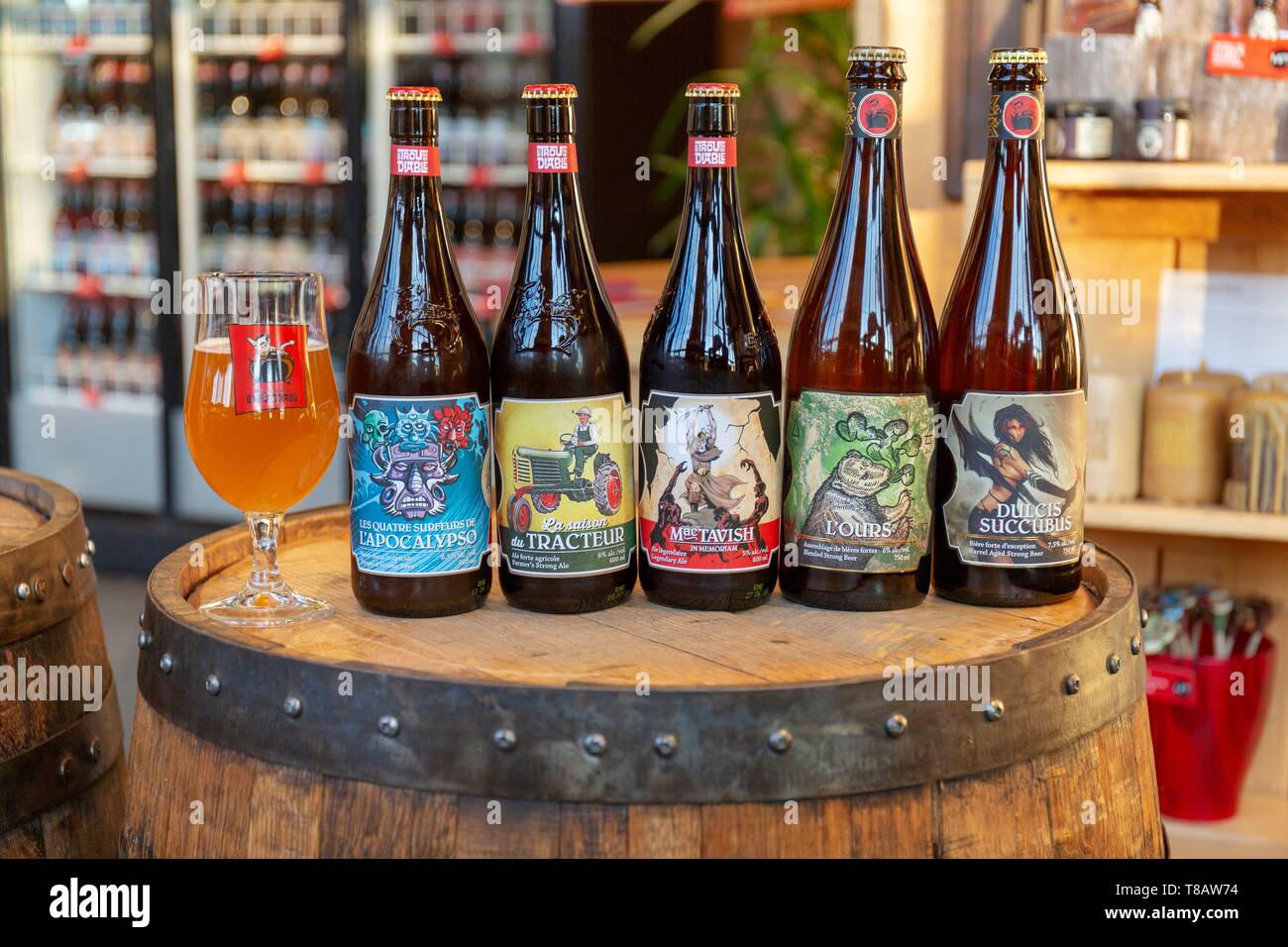 Kanada, Provinz Quebec, Mauricie, Shawinigan, Le Trou du Diable Brauerei, Weinprobe, Raum für verschiedene Biere mit bunten Labels Stockfoto