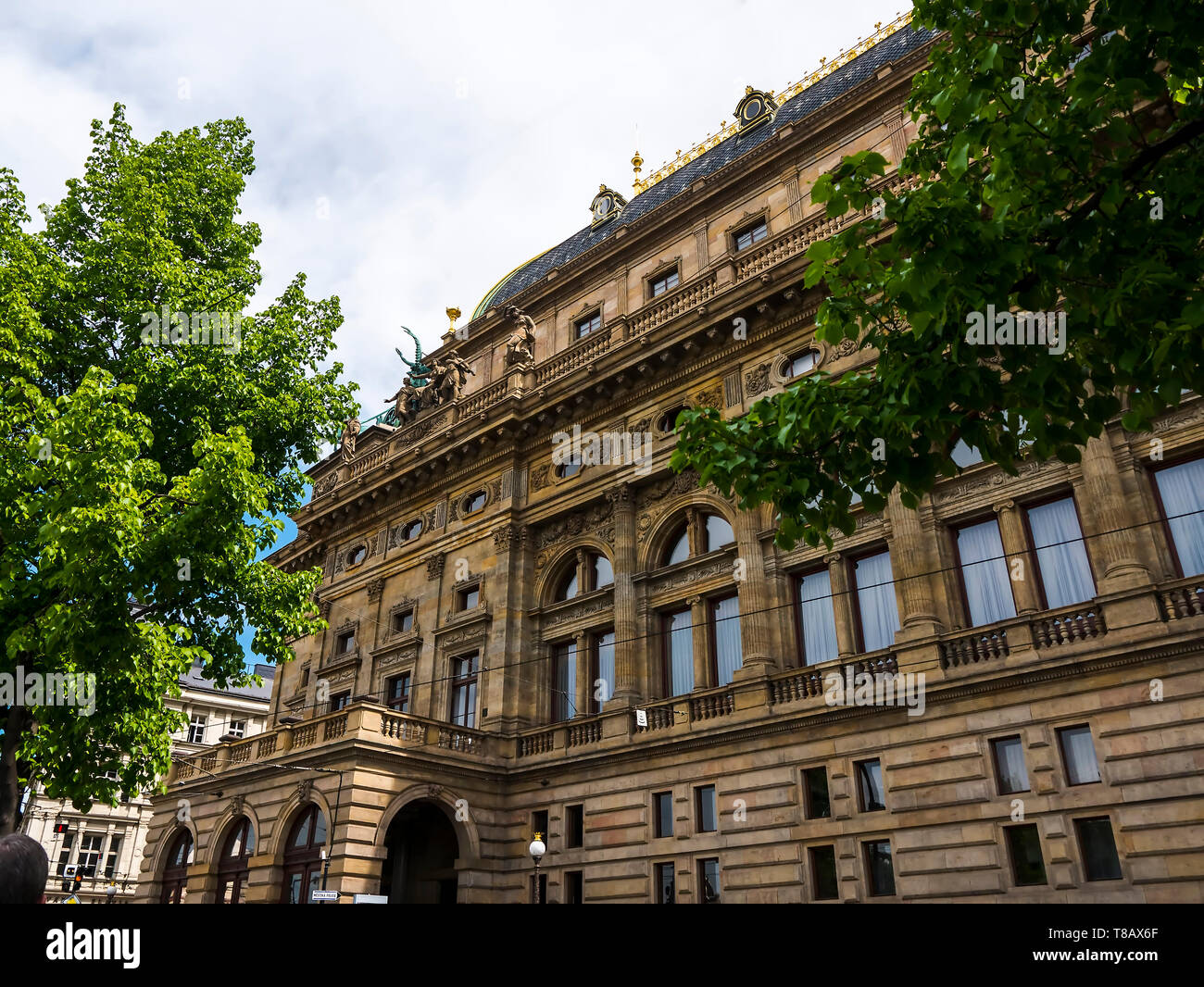National Theater Prag von der Moldau in Prag, die Hauptstadt der Tschechischen Republik ist das nationale Denkmal der tschechischen Geschichte und Kunst. Stockfoto