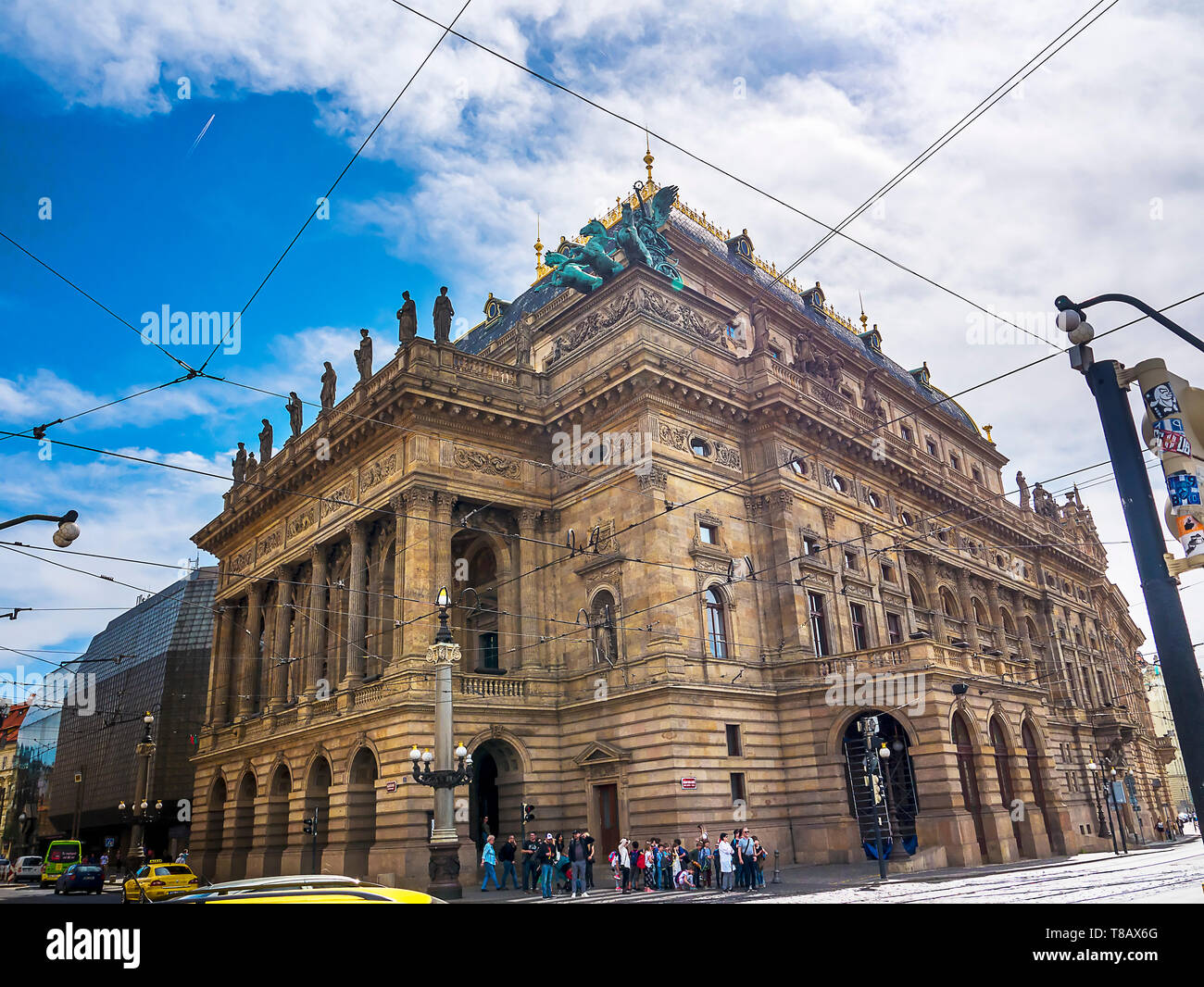 National Theater Prag von der Moldau in Prag, die Hauptstadt der Tschechischen Republik ist das nationale Denkmal der tschechischen Geschichte und Kunst. Stockfoto