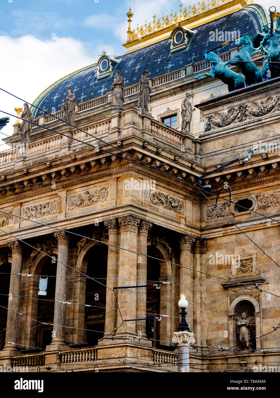 National Theater Prag von der Moldau in Prag, die Hauptstadt der Tschechischen Republik ist das nationale Denkmal der tschechischen Geschichte und Kunst. Stockfoto