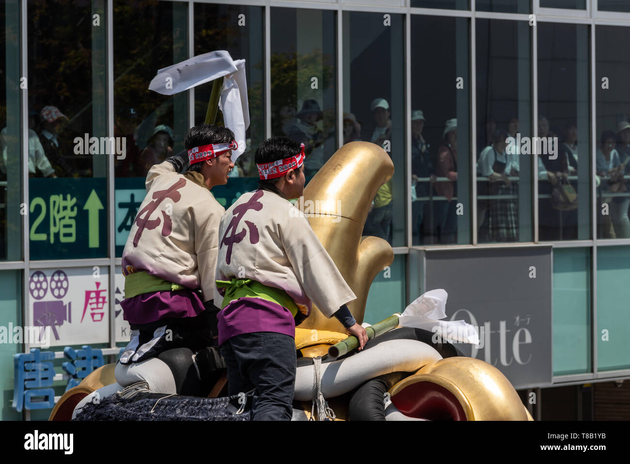 Volks, Japan - Mai 5, 2019: Zwei Männer tragen traditionelle Kleidung auf einem massiven Float bei neuen imperialen Ära sind Iwa' Feier Parade Stockfoto