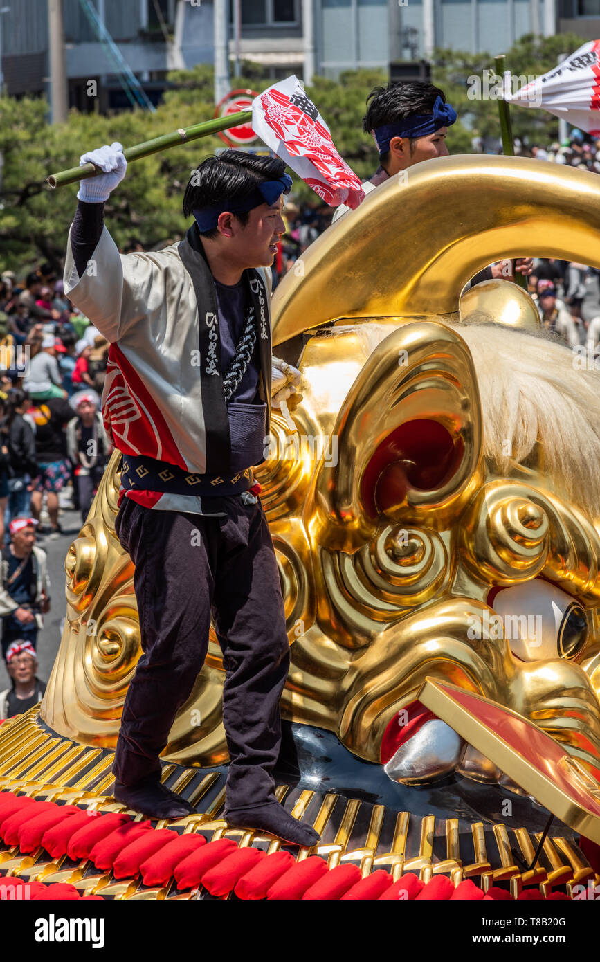Volks, Japan - 5. Mai 2019: ein Mann, der traditionelle Kleidung auf einem massiven Float bei neuen imperialen Ära sind Iwa' Feier Parade Stockfoto