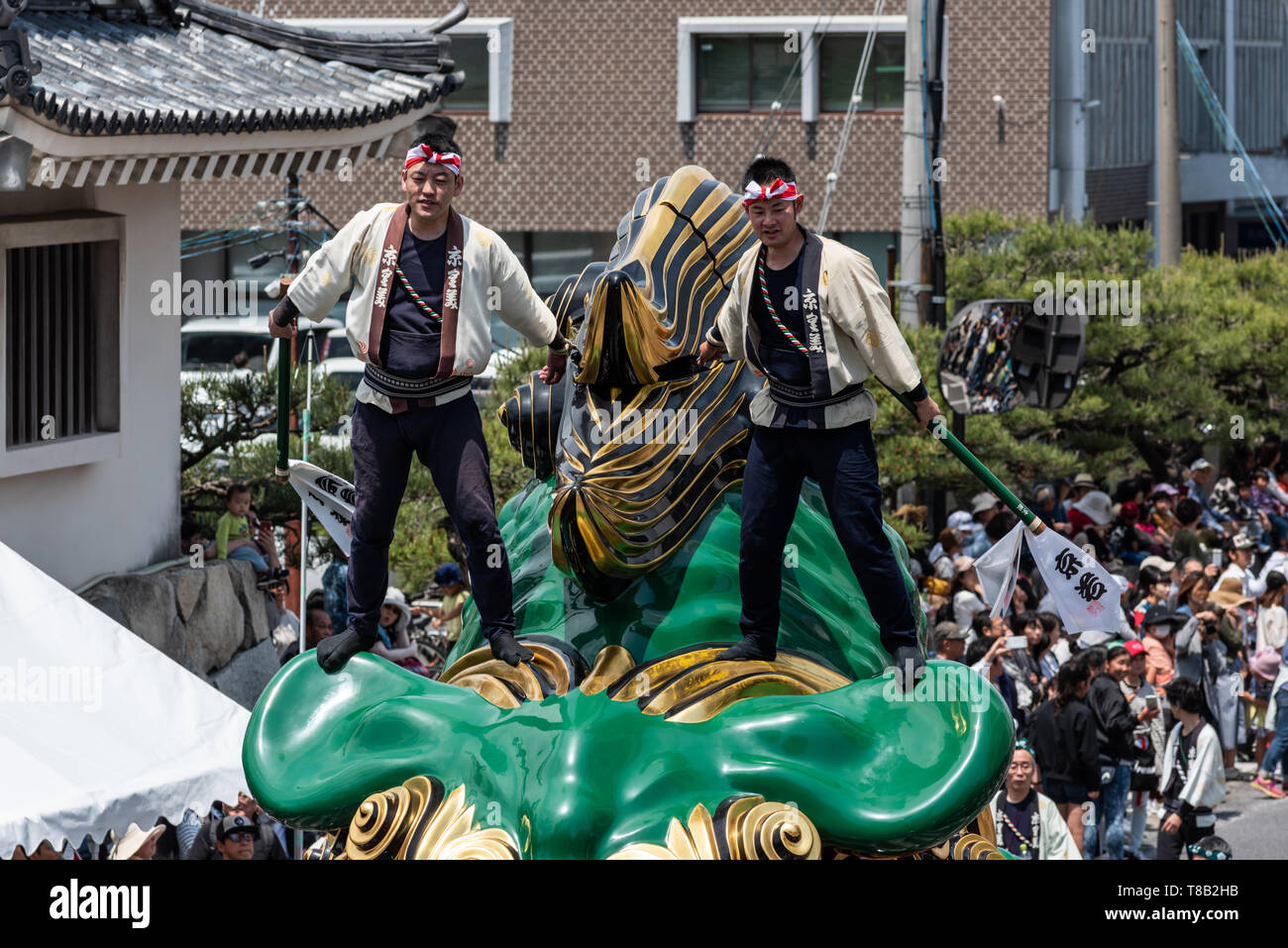 Volks, Japan - Mai 5, 2019: Zwei Männer tragen traditionelle Kleidung auf einem massiven Float bei neuen imperialen Ära sind Iwa' Feier Parade Stockfoto